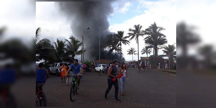 Turba quema completamente juzgado de Rapa Nui durante linchamiento a acusado por homicidio
