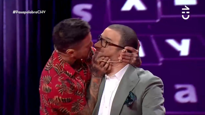 Se lo advirtió: Pascual Fernández sorprendió a Julián Elfenbein con un piquito en pleno Pasapalabra