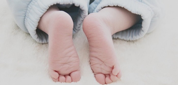 Mujer habría asfixiado a hijo de 1 año sin darse cuenta en EEUU: se acostó a su lado estando drogada