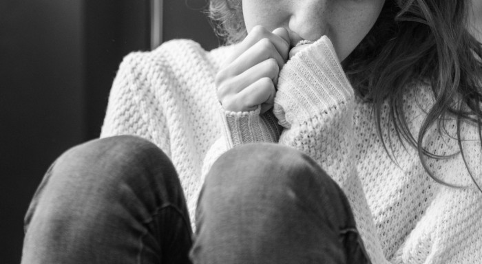 Acusan a padrastro de violar a joven de 14 años por ser lesbiana: padre justificó abuso y la encerró