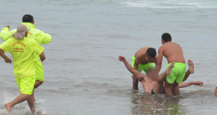 Insólito: jóvenes intentaron apuñalar a salvavidas que los rescataron de lugar no apto para bañarse
