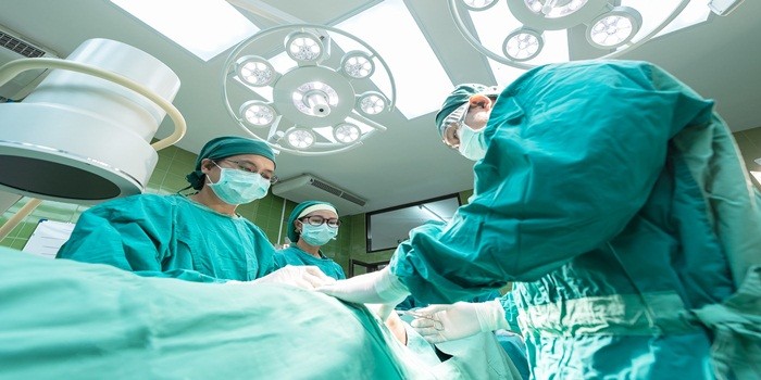 Médicos extrajeron enorme tumor desde el ovario de una mujer: pesaba 25 kilos