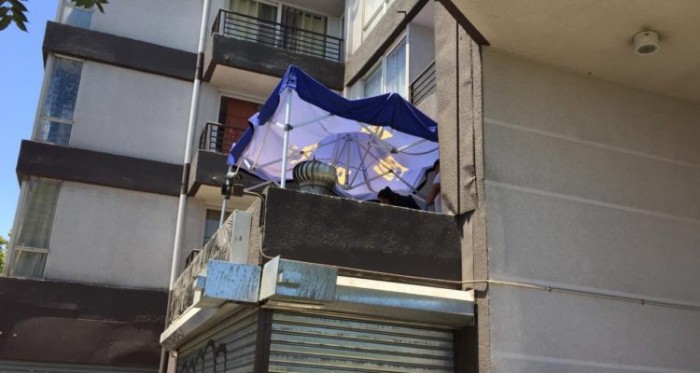 Mujer muere tras caer de departamento en Santiago: habría discutido con su pareja