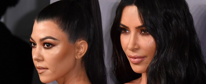 Kim Kardashian y su hermana Kourtney se lucieron en alfombra roja vistiendo prácticamente iguales