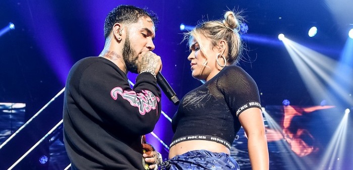Anuel AA se cae del escenario durante concierto con Karol G: ella siguió cantando como si nada