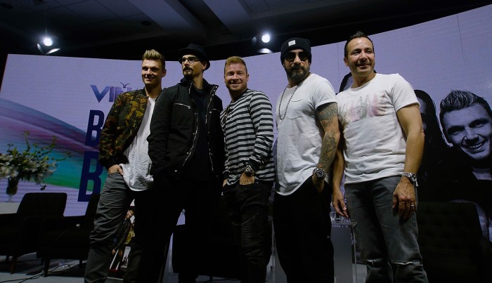 En perfecto español: Backstreet Boys se lucieron cantando hit de Daddy Yankee en conferencia de Viña