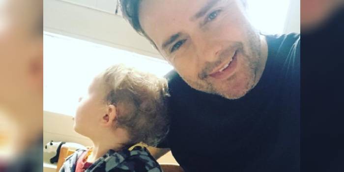 Muy parecidos: Paolo Meneguzzi presenta a su hijo por primera vez tras su presentación en Rojo