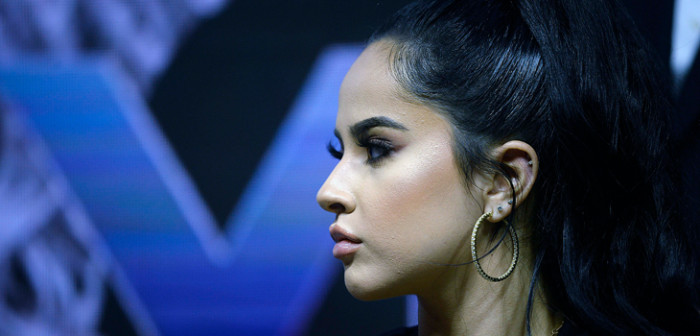 Divertida advertencia de los suegros de Becky G por el Festival de Viña: 