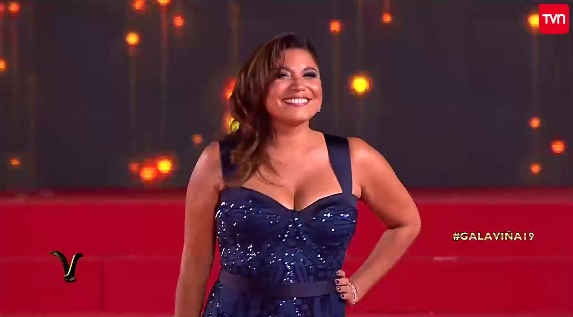 Ale Valle desfiló en Viña con costoso anillo hecho con medicamento por especial motivo