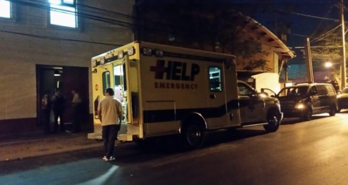 Hombre murió en popular restorán santiaguino y testigos criticaron que el recinto siguió funcionando