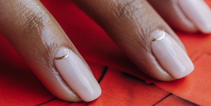 Apuesta por el look minimalista: el sobrio color y diseño de uñas que será tendencia este 2019
