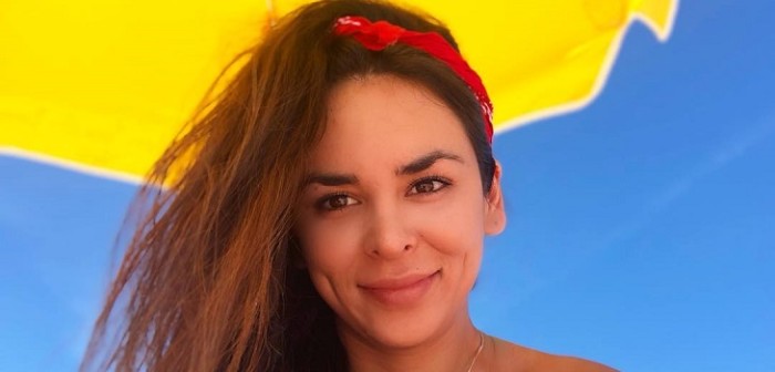 Jhendelyn Núñez sacó risas con sexy postal veraniega...pero no fue ella quien se robó la atención