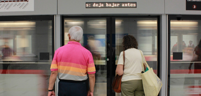 Metro llamó a cuidar 'nuestros trenes': pasajero hacía curioso uso de asientos plegables