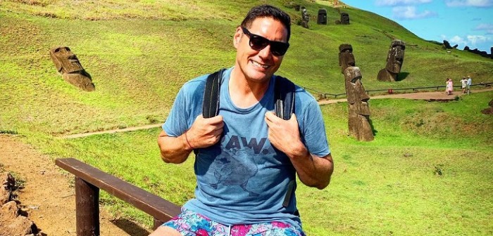 Se la jugó: Pancho Saavedra pintó todo su cuerpo para vivir tradicional fiesta de Rapa Nui