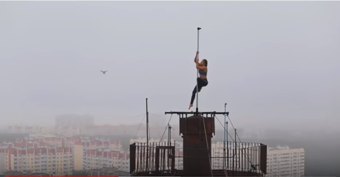 La bailarina de pole dance más arriesgada del mundo: realizó performance a 80 metros de altura