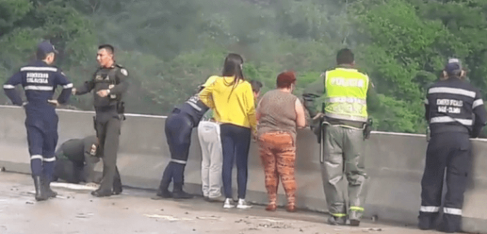 Mujer se lanzó desde puente en Colombia con su hijo de 10 años en brazos: ambos fallecieron