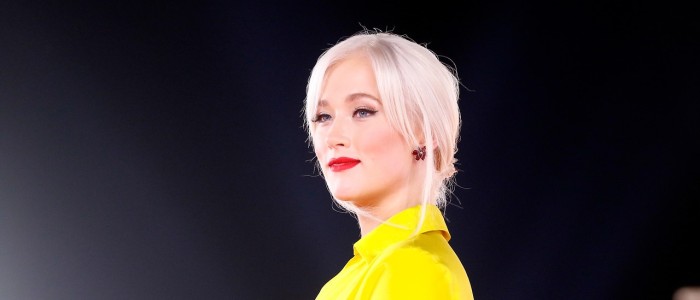 Vesta Lugg llegó con llamativo y psicodélico look a la primera noche del Festival