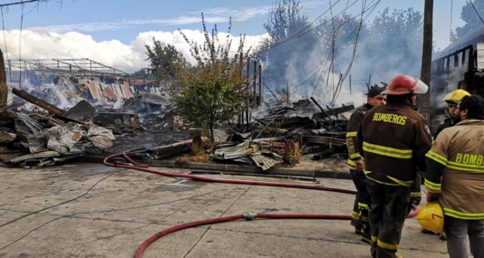 Pérdida total: las dramáticas imágenes que dejó violento incendio en casco histórico de Panguipulli