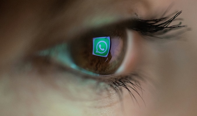 una cadena que está siendo difundida en Whatsapp ha engañado a numerosos usuarios que buscaban cambiar el color de la app.