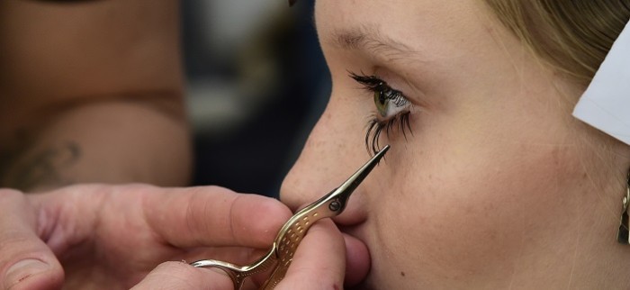 ¿El rímel primero o después de maquillarse? Expertos aclaran 'pros y contras' de cada elección