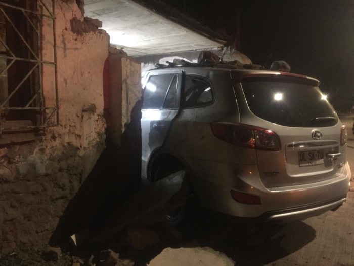 Delincuentes chocan vehículo robado contra una vivienda: imágenes son impactantes