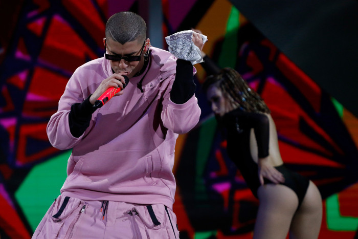 Captan a vendedor de bebidas de la Quinta Vergara bailando al ritmo de Bad Bunny: momento es viral