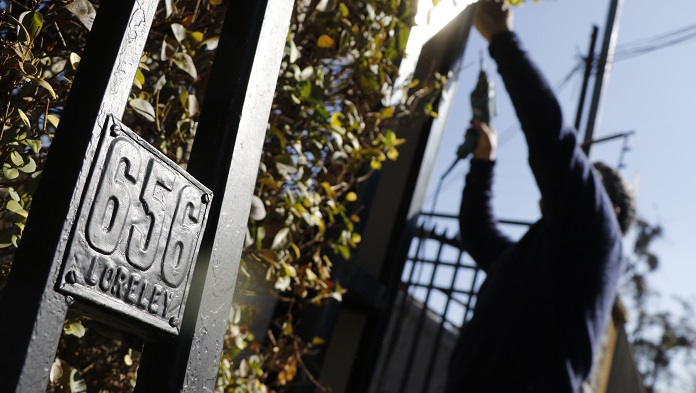 La particular respuesta de un hombre a vecino que le pidió que bajara su cerca: se volvió viral