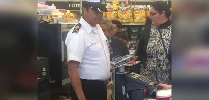 Viralizan noble gesto de marino con hombre en situación de calle: pagó su cuenta del supermercado