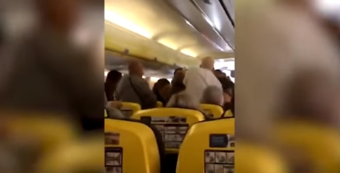 Pelea en avión terminó en mordiscos: hombres se enfrentaron por mujer descalza y fueron detenidos