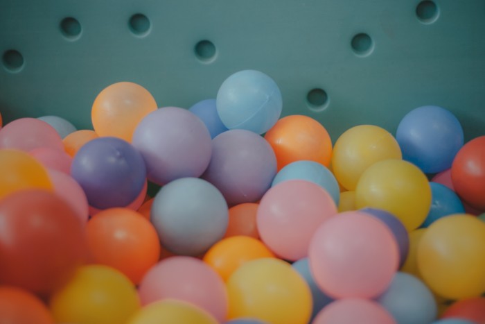 No es un juego: los desconocidos riesgos para la salud que esconden las piscinas de bolas plásticas