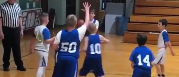 Noble jugada de niño en partido de básquetbol con compañero en situación de discapacidad es viral
