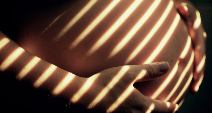 Embarazada se lanza desde segundo piso tras ataque y amenazas de su esposo: está internada