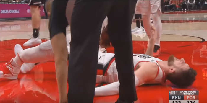 Jusuf Nurkic sufrió aterradora lesión en la NBA: quedó con una fractura expuesta en pleno partido