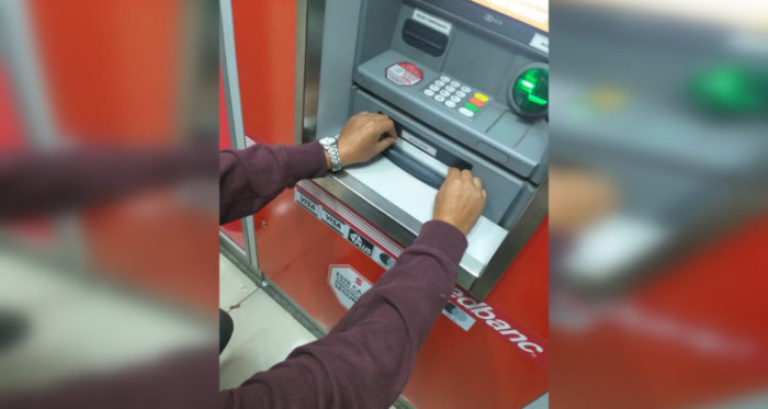 Hombre fue a sacar dinero al cajero automático pero un inusual objeto impidió el paso de los billetes