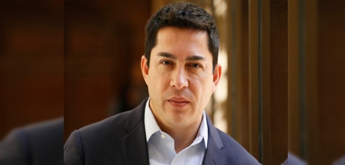 ¿Se desubicó? Diputado recibió 'reto' de dos colegas por repartir chocolates en el Día de la Mujer