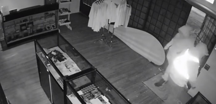 ¿Sin experiencia? Pareja es víctima de bromas tras protagonizar torpe robo en tienda de cigarros