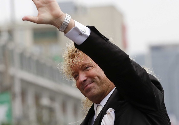 Leonardo Farkas causó furor en Porvenir durante sus vacaciones en el sur: fue seguido en farmacia