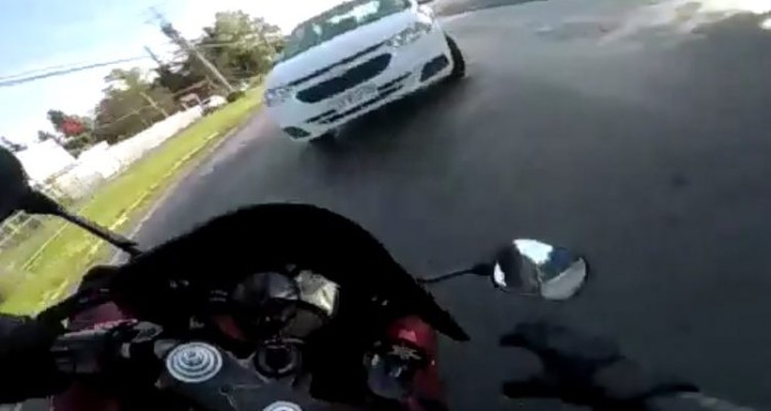 Motociclista capta el momento exacto en que auto lo colisiona de frente: fue intencional