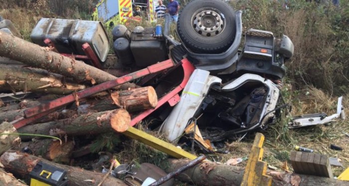 Niño de 13 años muere tras grave accidente de tránsito: camión manejado por su padre se volcó
