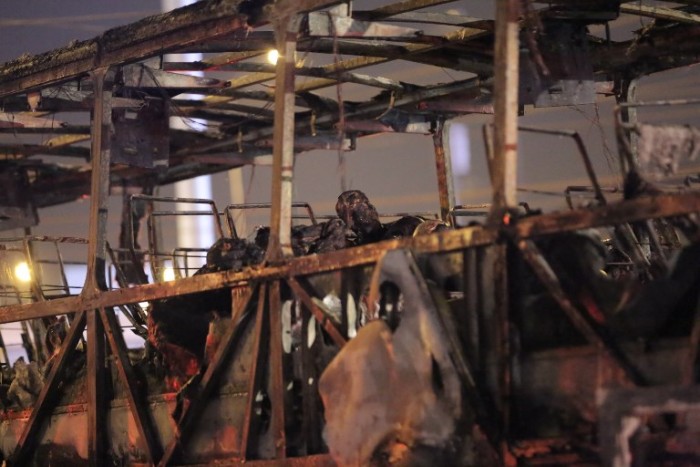 Tragedia en Perú: más de 20 personas murieron calcinadas en incendio de bus en terminal de Lima