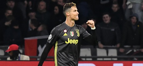Cristiano Ronaldo encantó a fans con tierno gesto con niño en partido entre Juventus y Ajax
