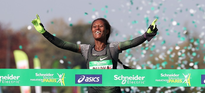 mujer llegando a la meta