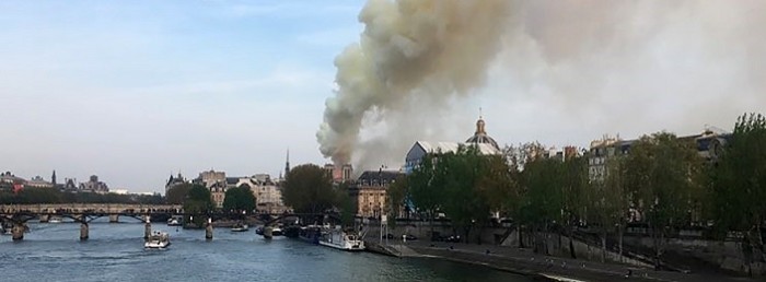 Estremecedor: parisinos lamentaron incendio en Notre Dame cantando el Ave María frente a la catedral