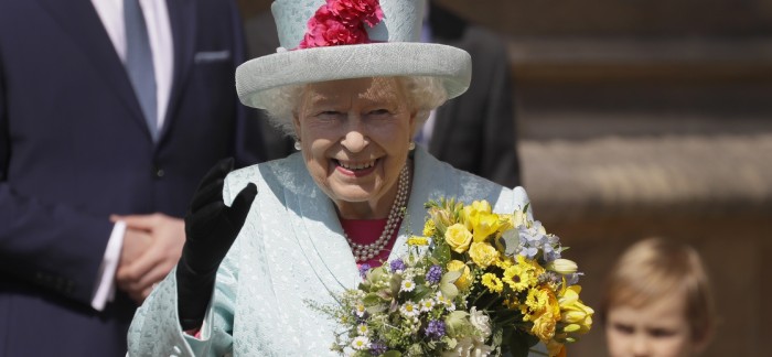 Tierno homenaje de reina Isabel a su nuevo nieto: lanzó colección exclusiva de 100 osos de peluche