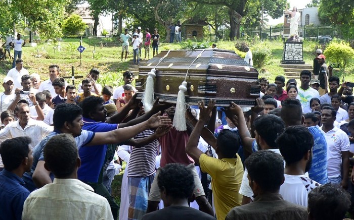 familiares de víctimas de sri lanka los entierran