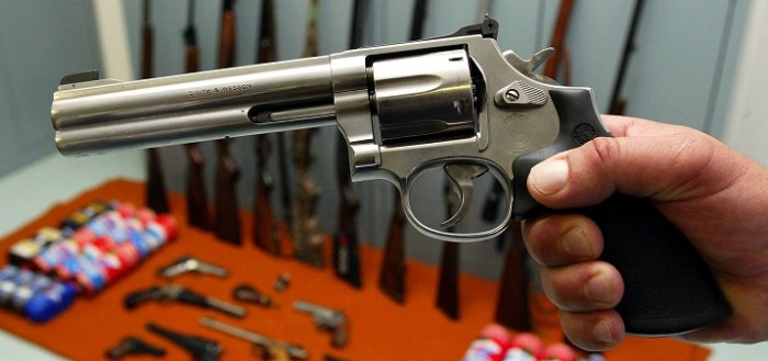 Padre quedó grave tras activarse arma que tenía en el auto mientras cambiaba pañal a su bebé