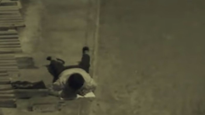 Niño que hacía tareas en una calle de Perú es condecorado como 