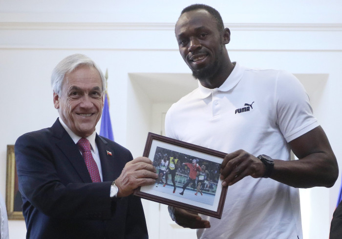 El curioso regalo que Sebastián Piñera le entregó a Usain Bolt en su visita La Moneda: un meme