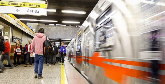 Metro de Santiago pagará millonaria indemnización a mujer que resbaló por escalera mojada