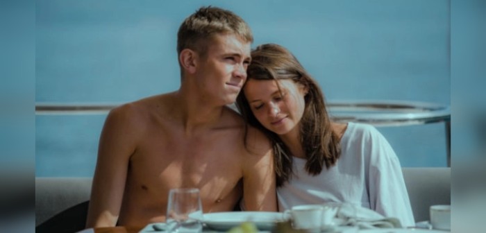 La exitosa faceta musical del protagonista de la serie de Netflix 